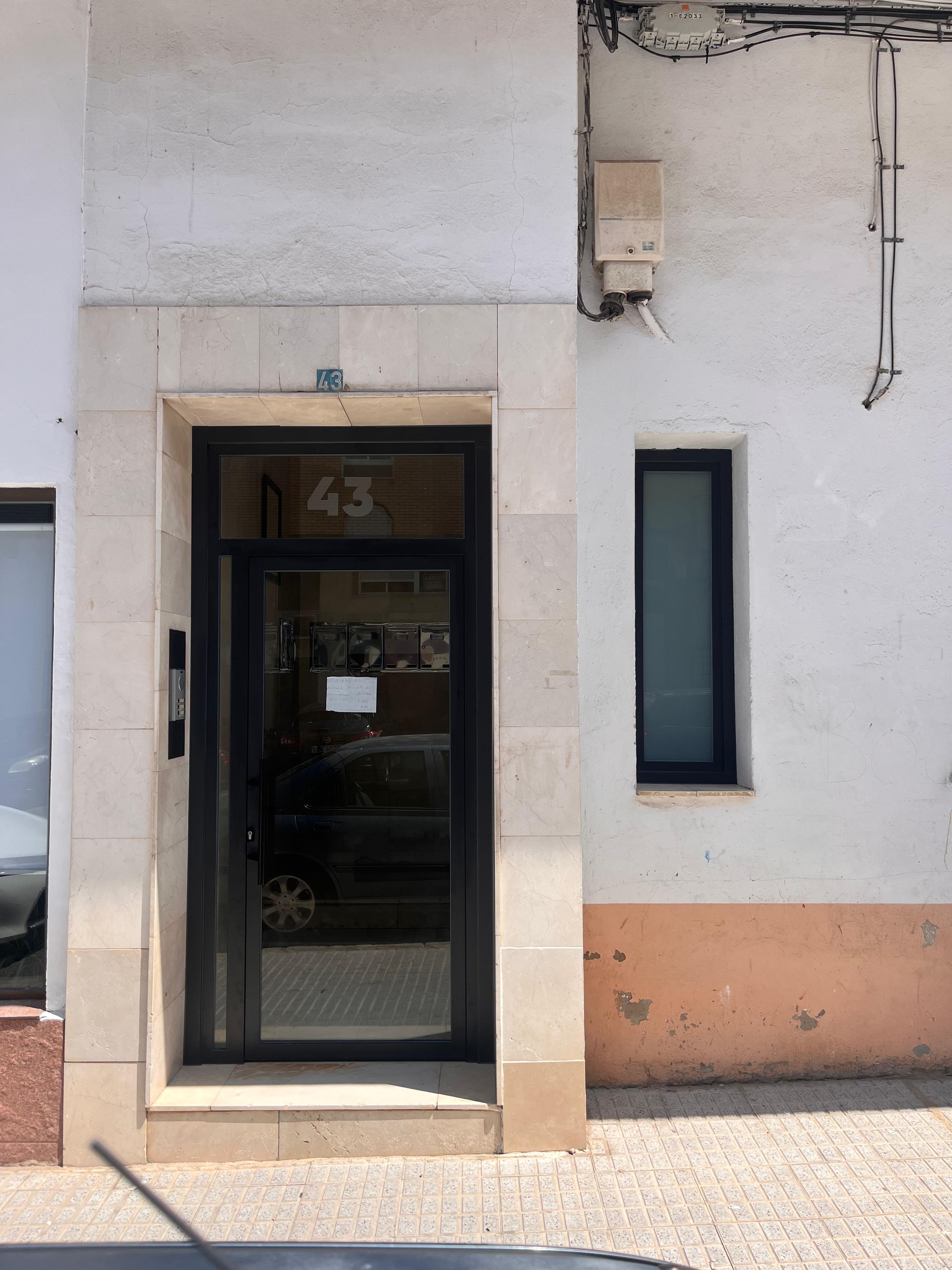 Puerta de calle n.º 43 tras la renovación